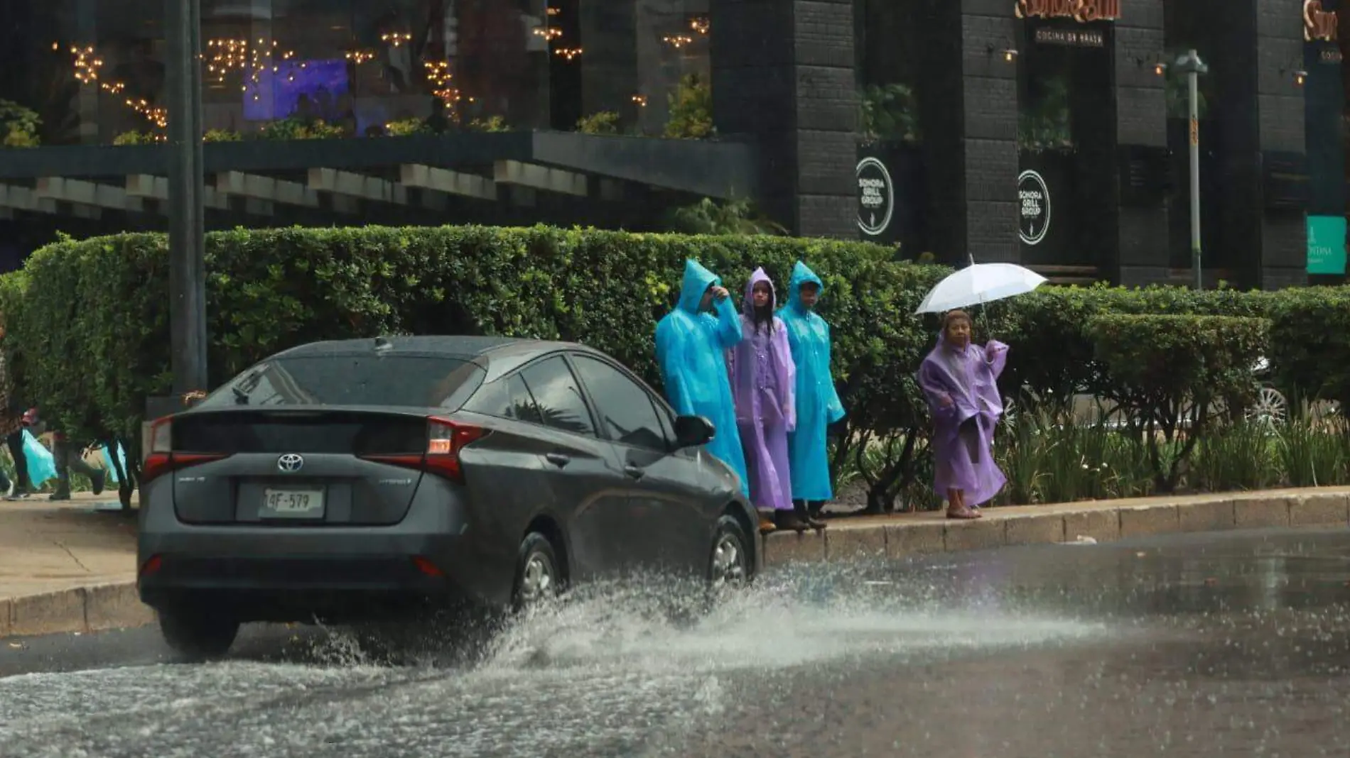 Fuerte lluvia deja encharcamientos y alerta amarilla en toda la CDMX 